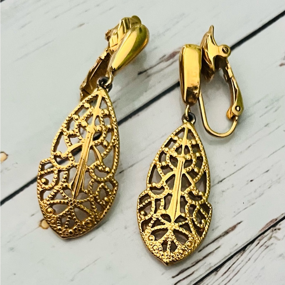 Trifari Vintage Elegant Gold Tone Filigree Drop Earrings Clip On